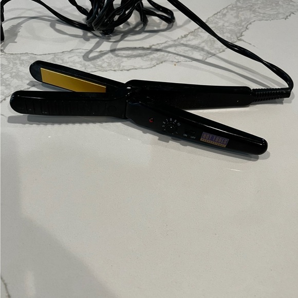Hot Tools Black and Gold Hair Straightener - Picture 1 of 4